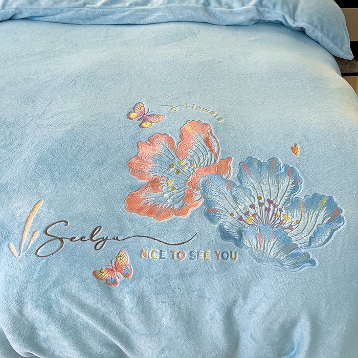 91家纺网 家纺一手货源 找家纺 玖明家纺 2025新款牛奶绒刺绣绣花四件套-时光花园 时光花园-蓝