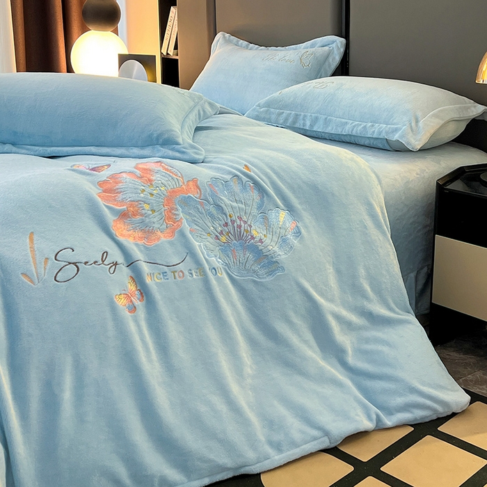 91家纺网 家纺一手货源 找家纺 玖明家纺 2025新款牛奶绒刺绣绣花四件套-时光花园 时光花园-蓝