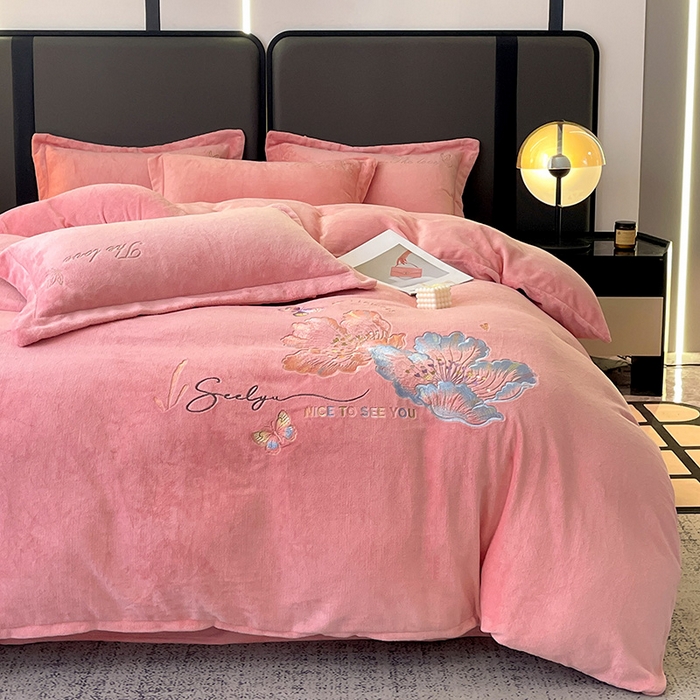 91家纺网 家纺一手货源 找家纺 玖明家纺 2025新款牛奶绒刺绣绣花四件套-时光花园 时光花园-粉