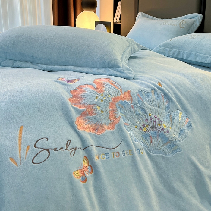 91家纺网 家纺一手货源 找家纺 玖明家纺 2025新款牛奶绒刺绣绣花四件套-时光花园 时光花园-蓝