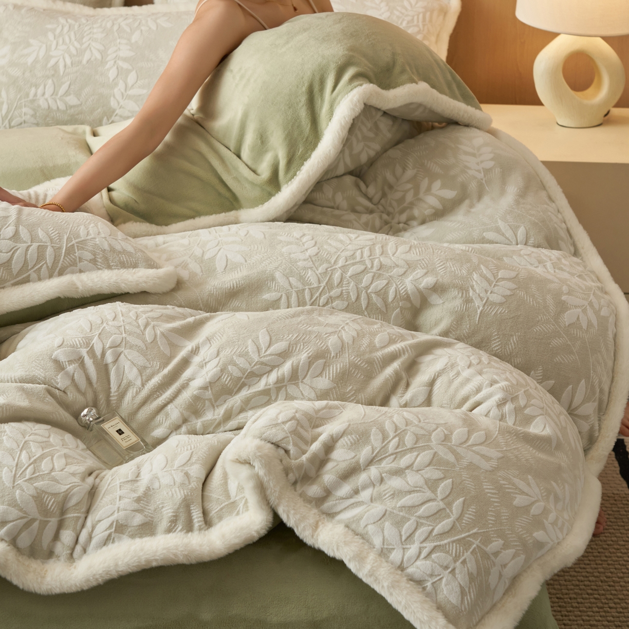 91家纺网 家纺一手货源 找家纺 晨曦家纺 2025新款兔毛包边雕花琅花牛奶绒四件套复古高级感轻奢 叶叶情深