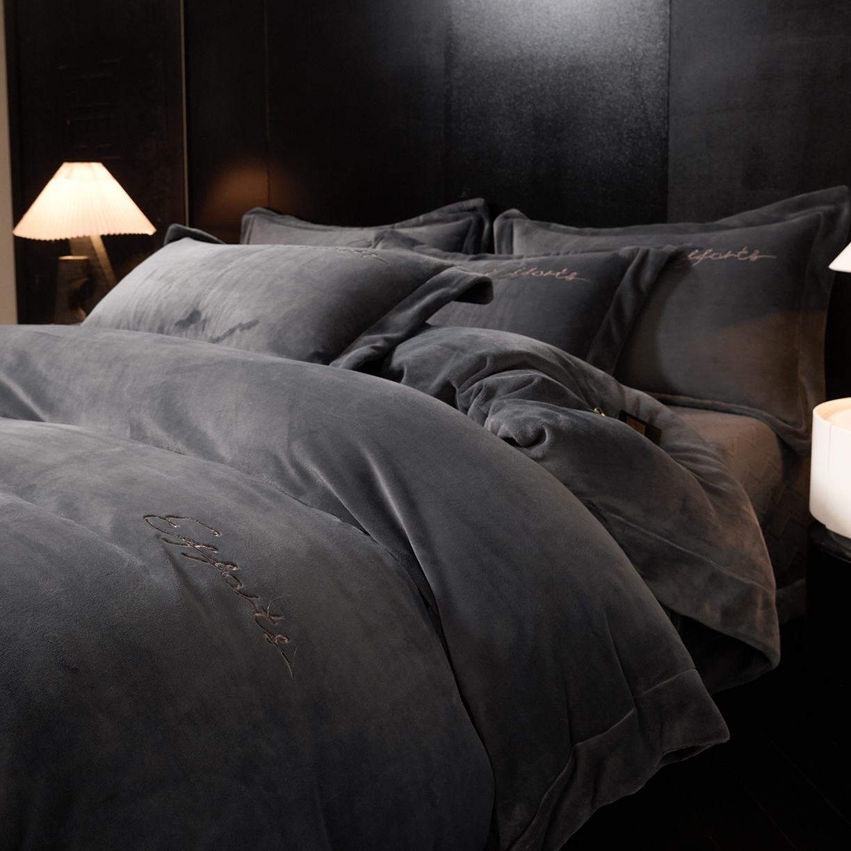 91家纺网 家纺一手货源 找家纺 新方向 2025新款全消光A类刺绣牛奶绒四件套-赫本 赫本-爵士灰