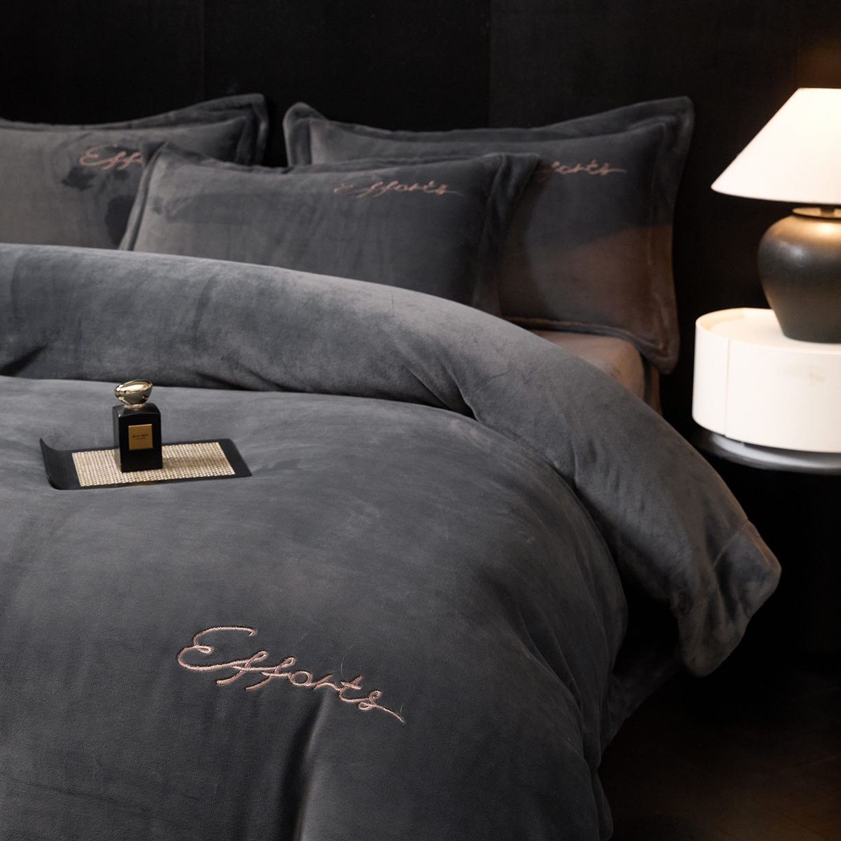 91家纺网 家纺一手货源 找家纺 新方向 2025新款全消光A类刺绣牛奶绒四件套-赫本 赫本-爵士灰