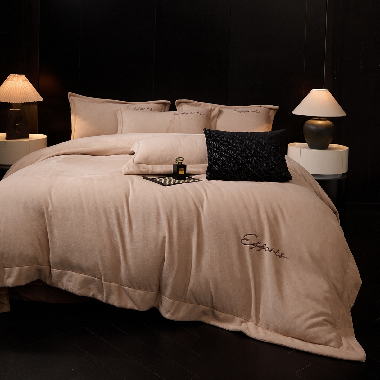 91家纺网 家纺一手货源 找家纺 新方向 2025新款全消光A类刺绣牛奶绒四件套-赫本 赫本-香槟