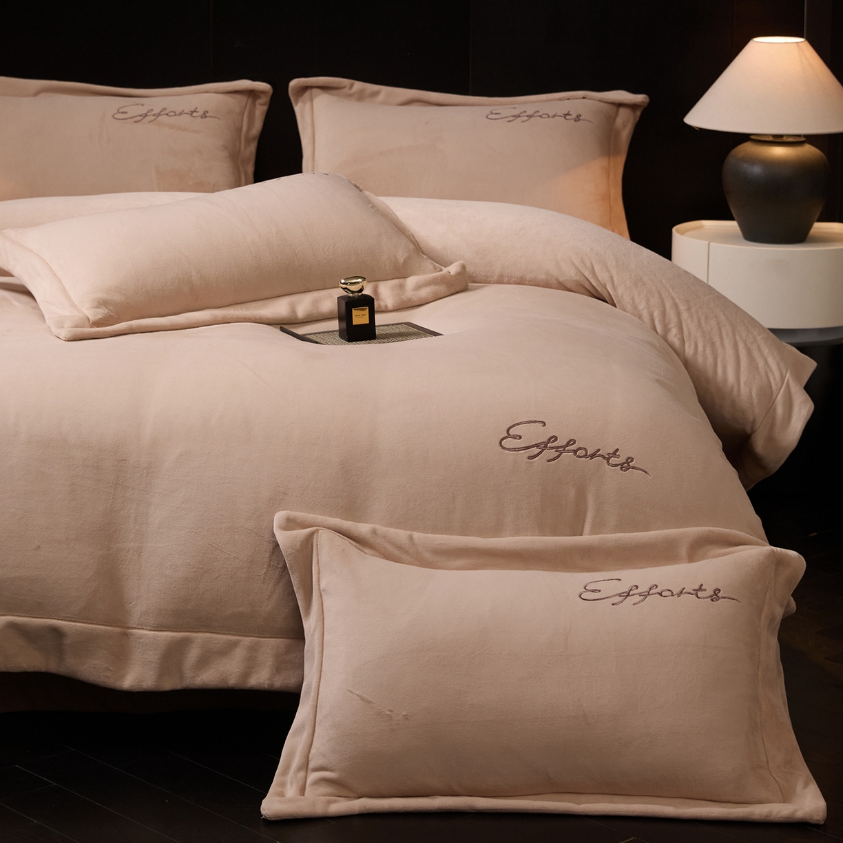 91家纺网 家纺一手货源 找家纺 新方向 2025新款全消光A类刺绣牛奶绒四件套-赫本 赫本-香槟