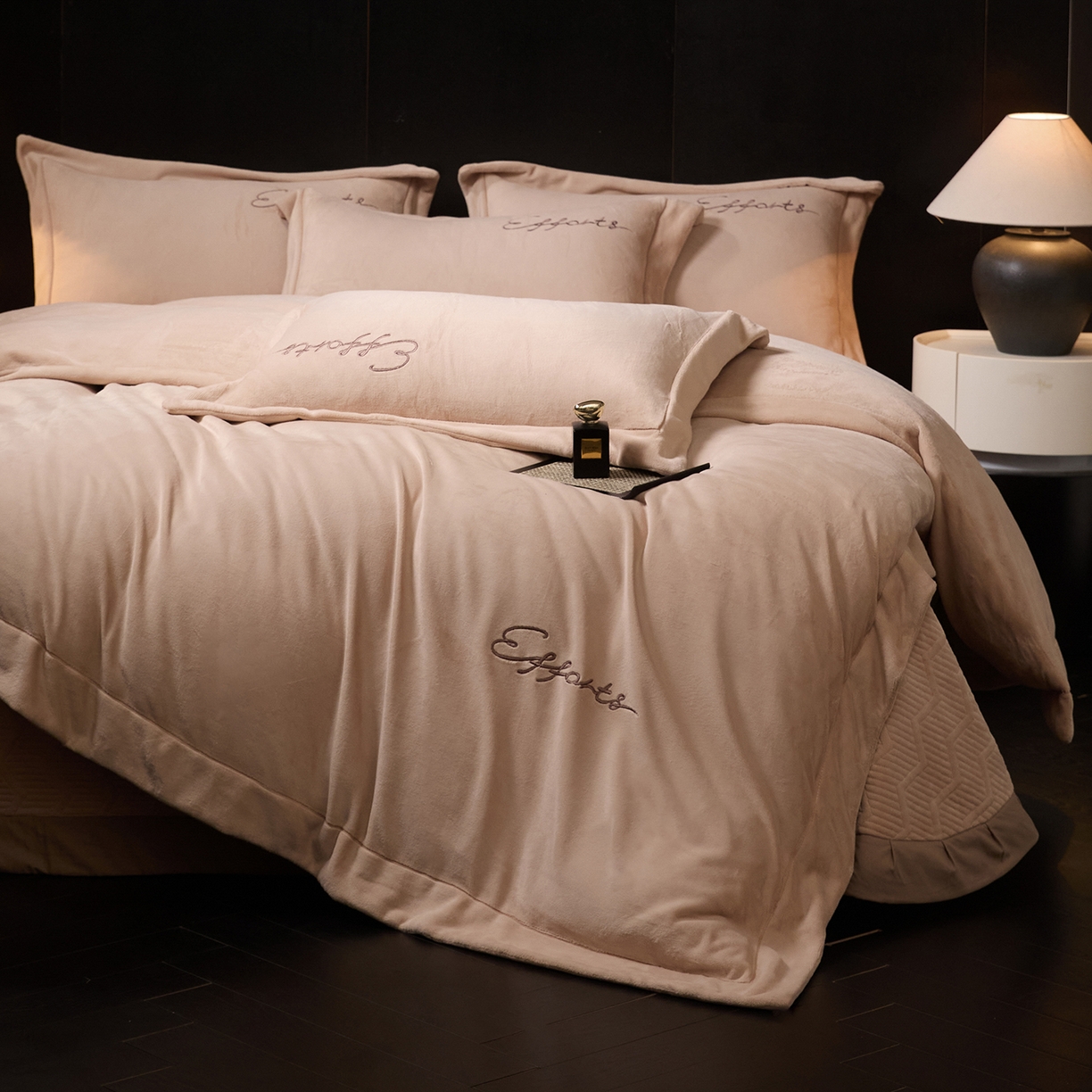 91家纺网 家纺一手货源 找家纺 新方向 2025新款全消光A类刺绣牛奶绒四件套-赫本 赫本-香槟