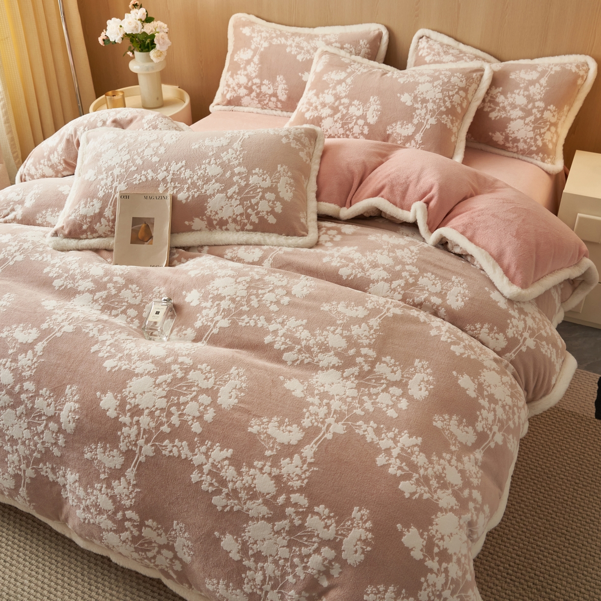 91家纺网 家纺一手货源 找家纺 晨曦家纺 2025新款兔毛包边雕花琅花牛奶绒四件套复古高级感轻奢 粉佳人