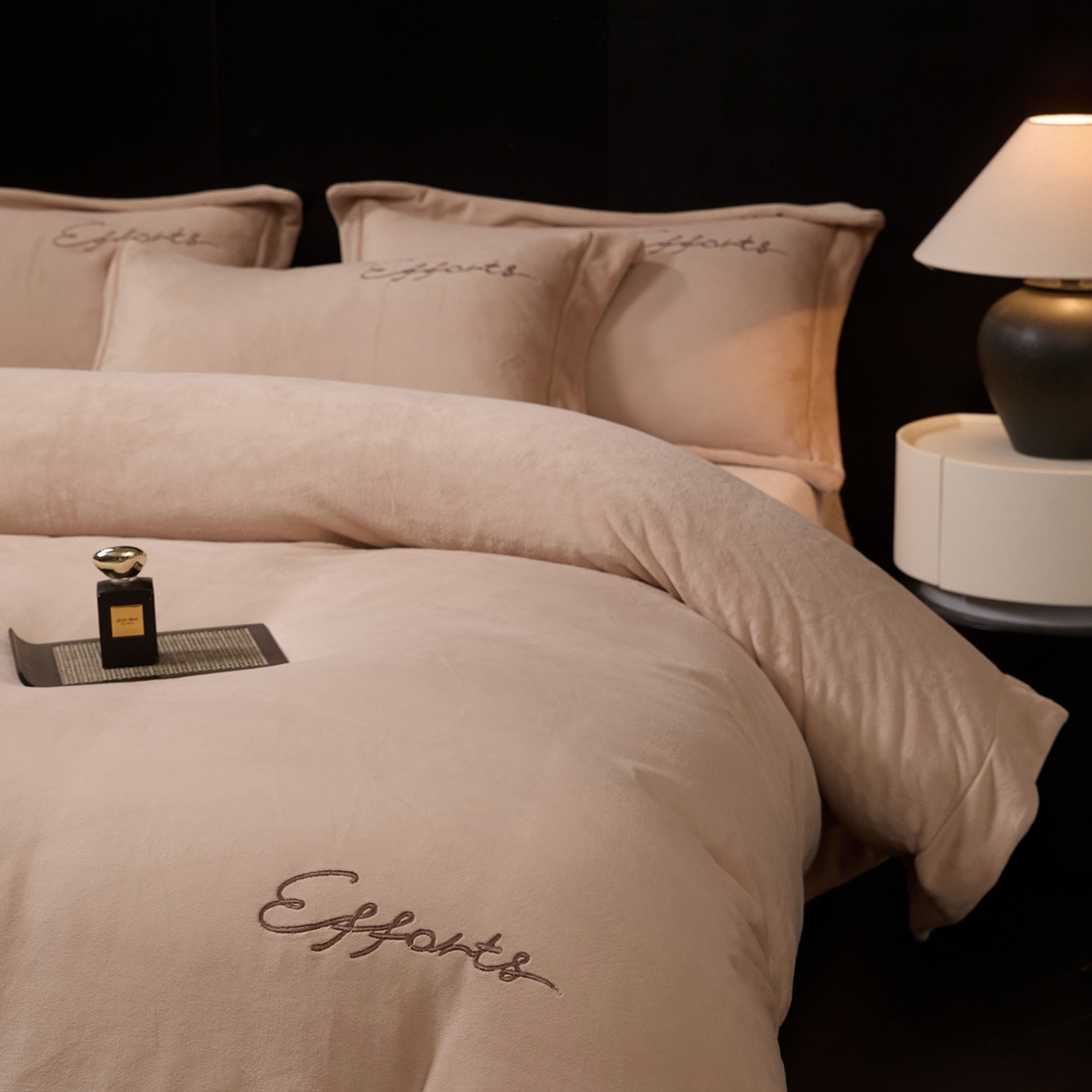 91家纺网 家纺一手货源 找家纺 新方向 2025新款全消光A类刺绣牛奶绒四件套-赫本 赫本-香槟