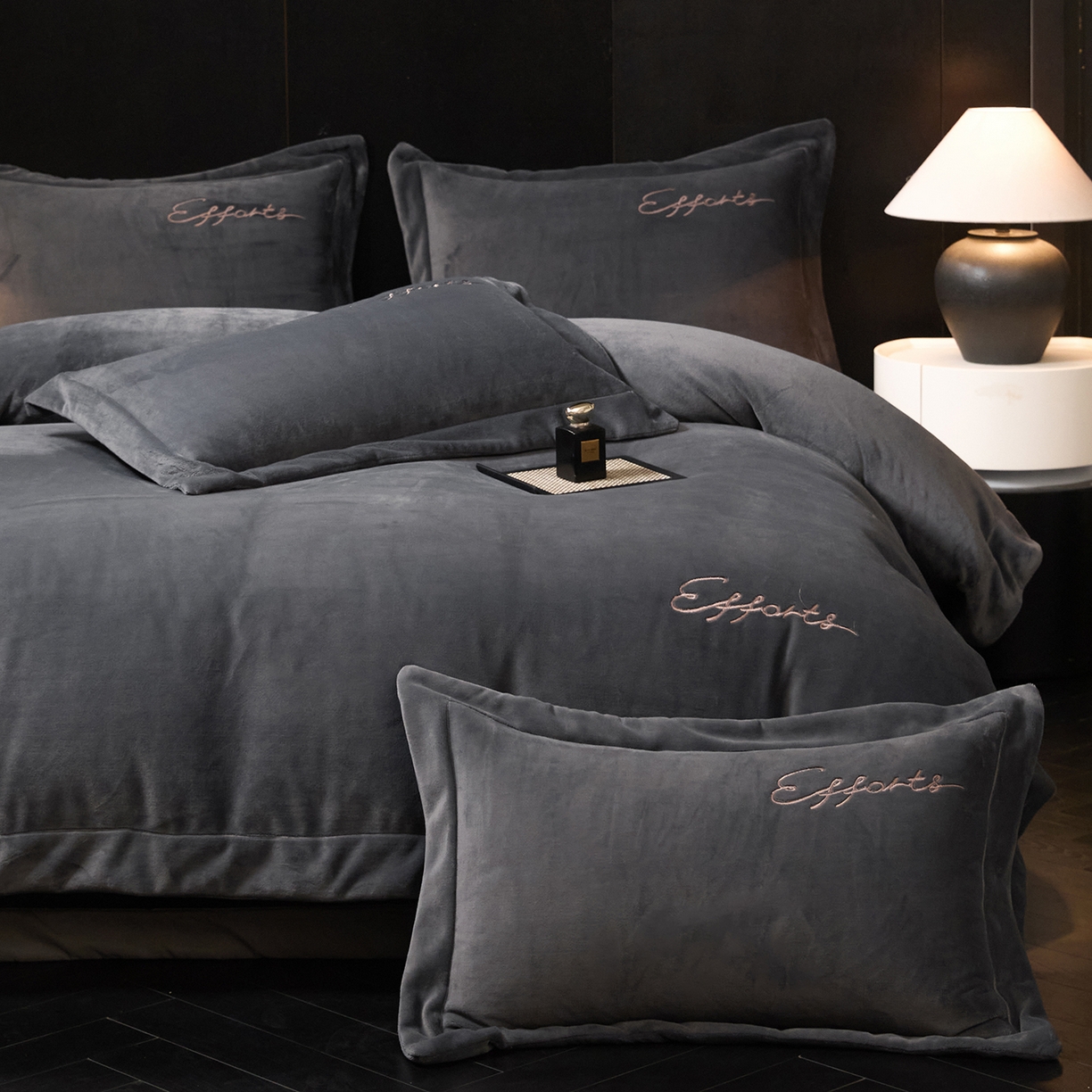 91家纺网 家纺一手货源 找家纺 新方向 2025新款全消光A类刺绣牛奶绒四件套-赫本 赫本-爵士灰