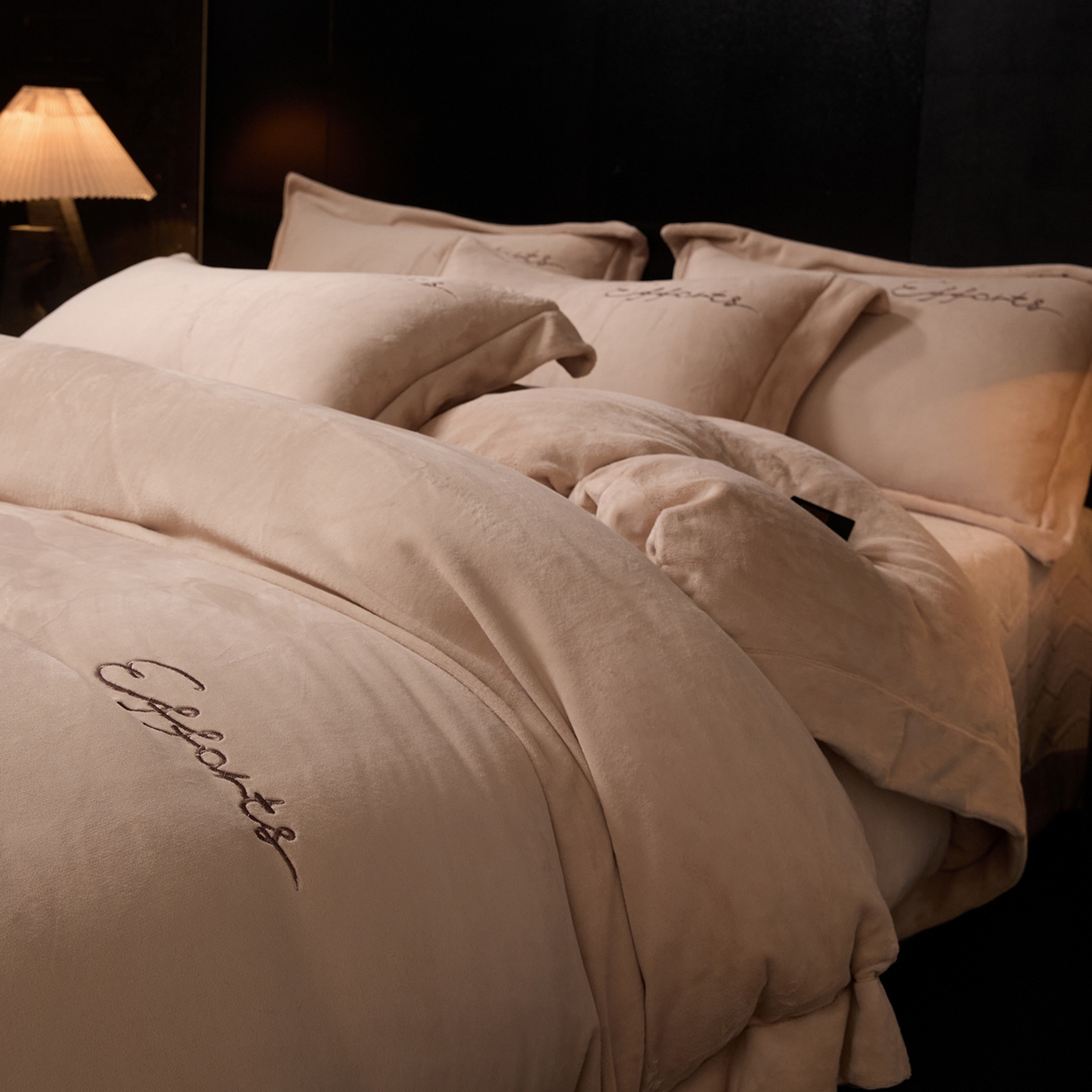 91家纺网 家纺一手货源 找家纺 新方向 2025新款全消光A类刺绣牛奶绒四件套-赫本 赫本-香槟