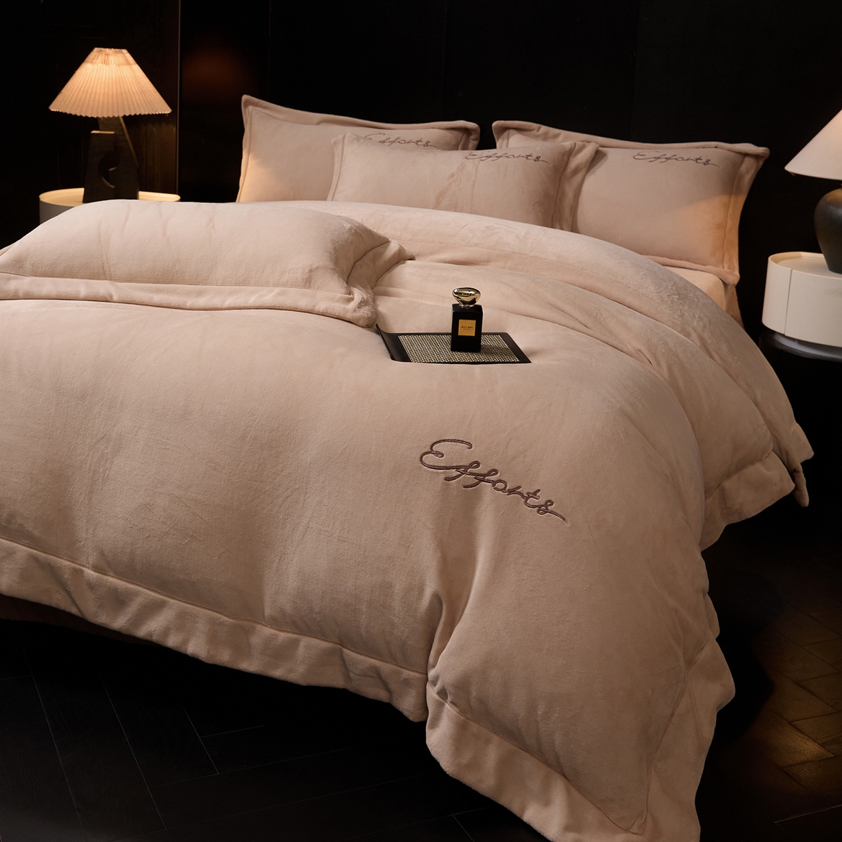 91家纺网 家纺一手货源 找家纺 新方向 2025新款全消光A类刺绣牛奶绒四件套-赫本 赫本-香槟