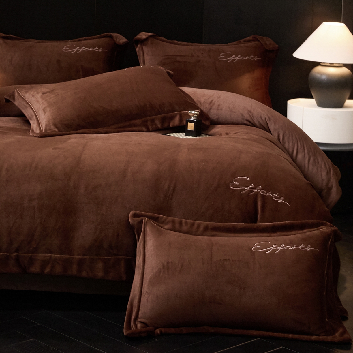 91家纺网 家纺一手货源 找家纺 新方向 2025新款全消光A类刺绣牛奶绒四件套-赫本 赫本-咖啡