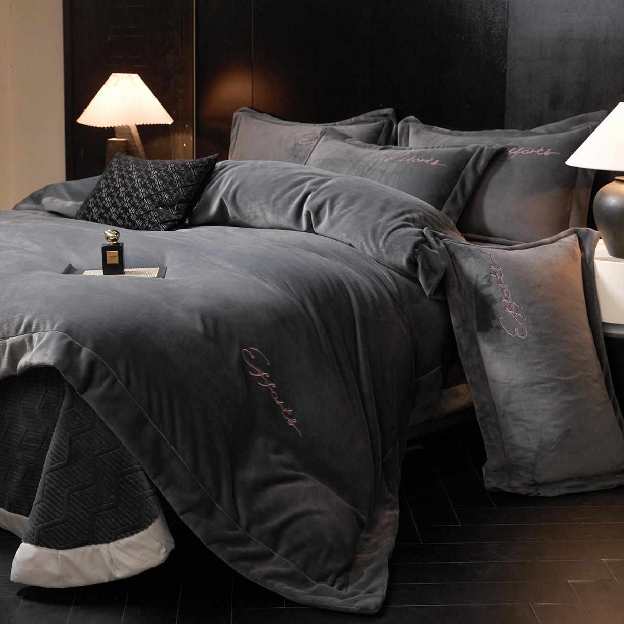 91家纺网 家纺一手货源 找家纺 新方向 2025新款全消光A类刺绣牛奶绒四件套-赫本 赫本-爵士灰