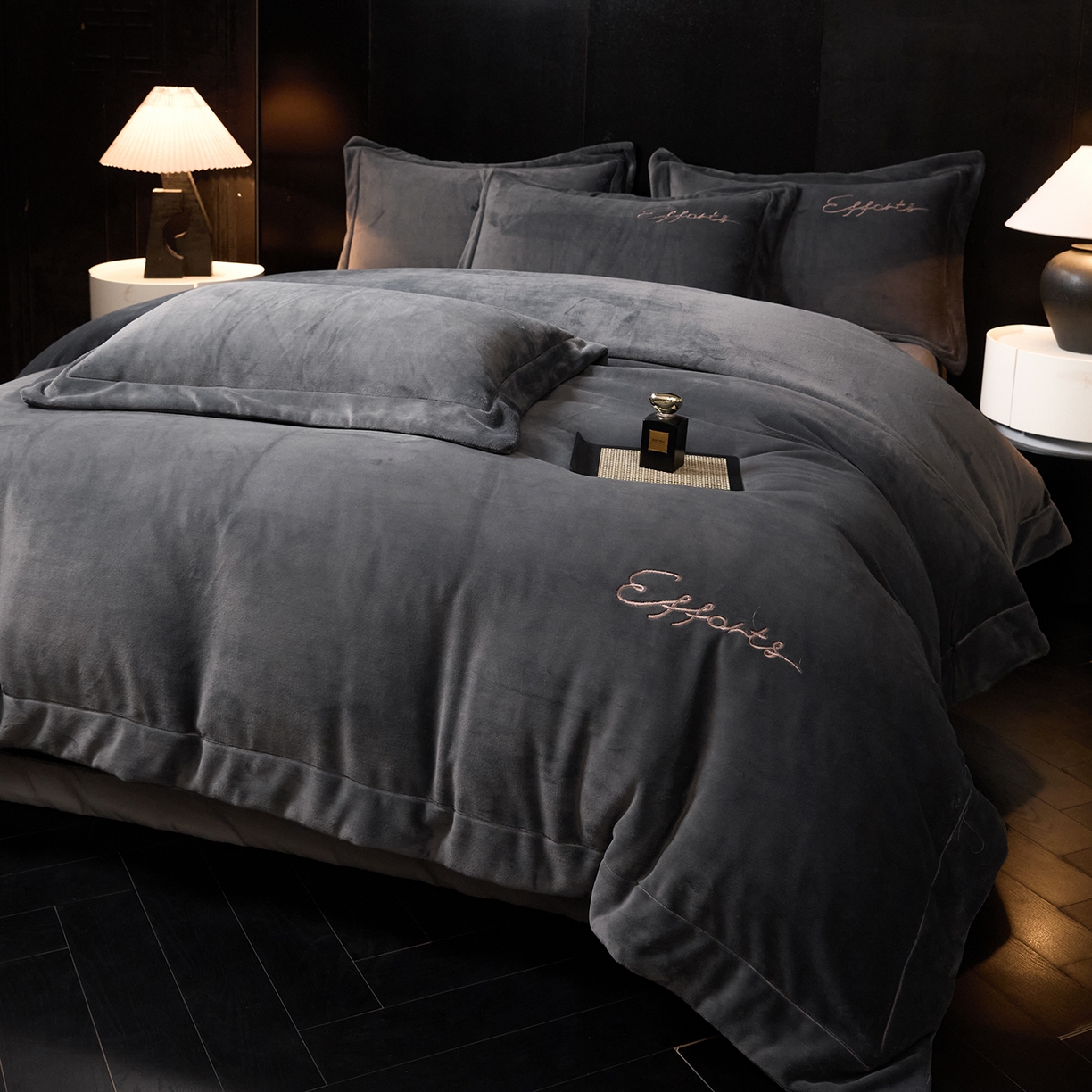 91家纺网 家纺一手货源 找家纺 新方向 2025新款全消光A类刺绣牛奶绒四件套-赫本 赫本-爵士灰