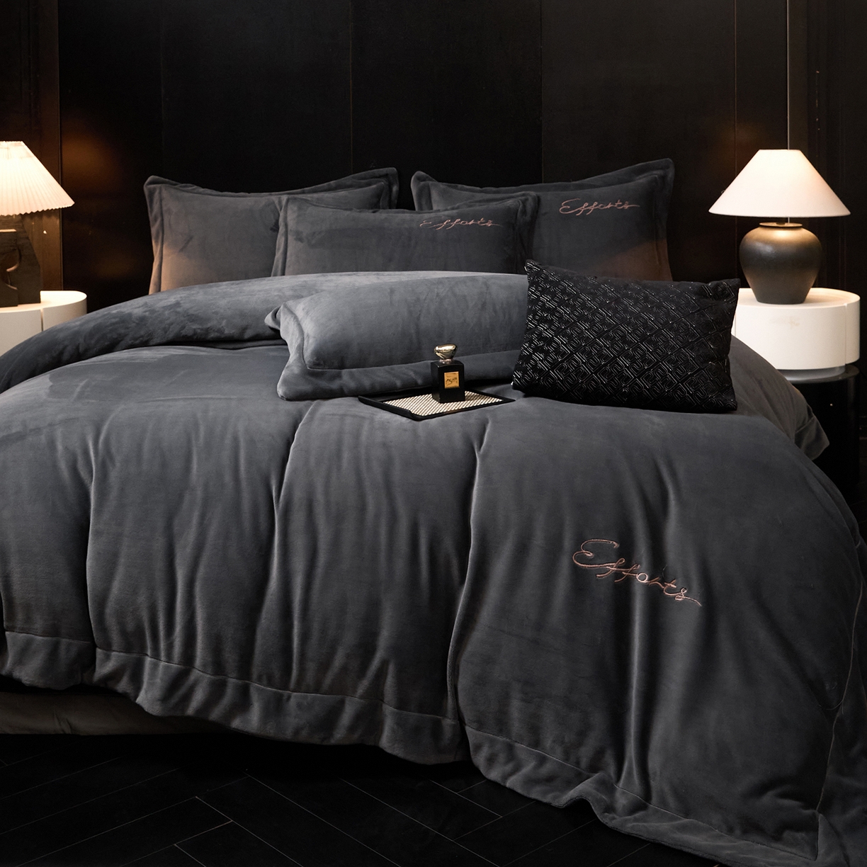 91家纺网 家纺一手货源 找家纺 新方向 2025新款全消光A类刺绣牛奶绒四件套-赫本 赫本-爵士灰