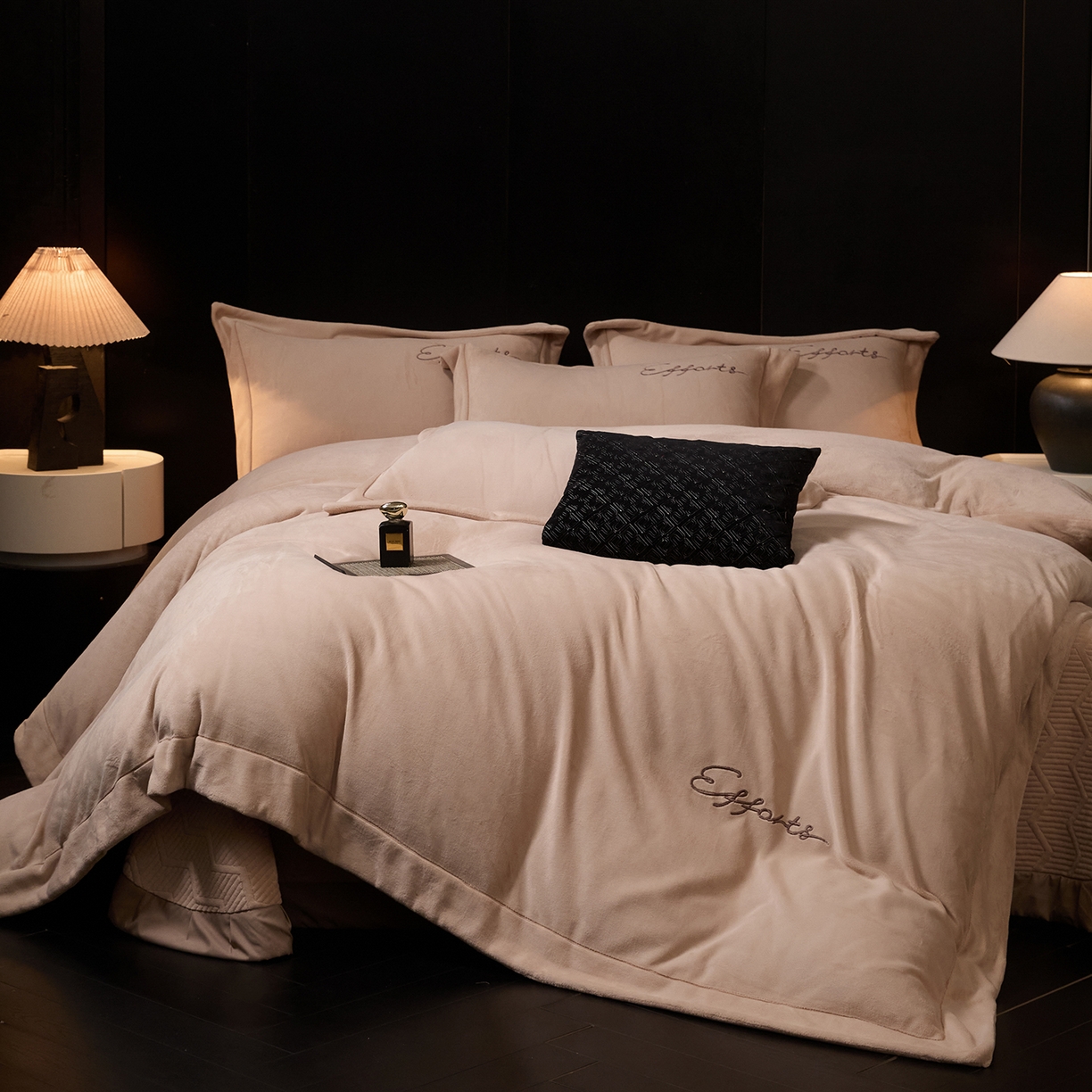 91家纺网 家纺一手货源 找家纺 新方向 2025新款全消光A类刺绣牛奶绒四件套-赫本 赫本-香槟