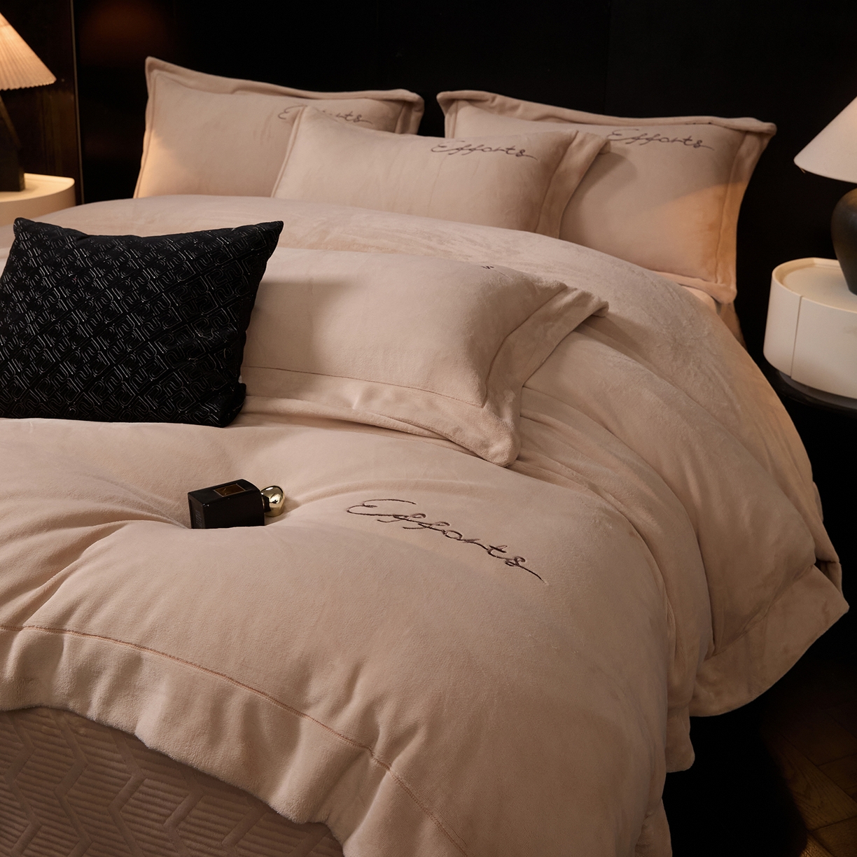 91家纺网 家纺一手货源 找家纺 新方向 2025新款全消光A类刺绣牛奶绒四件套-赫本 赫本-香槟