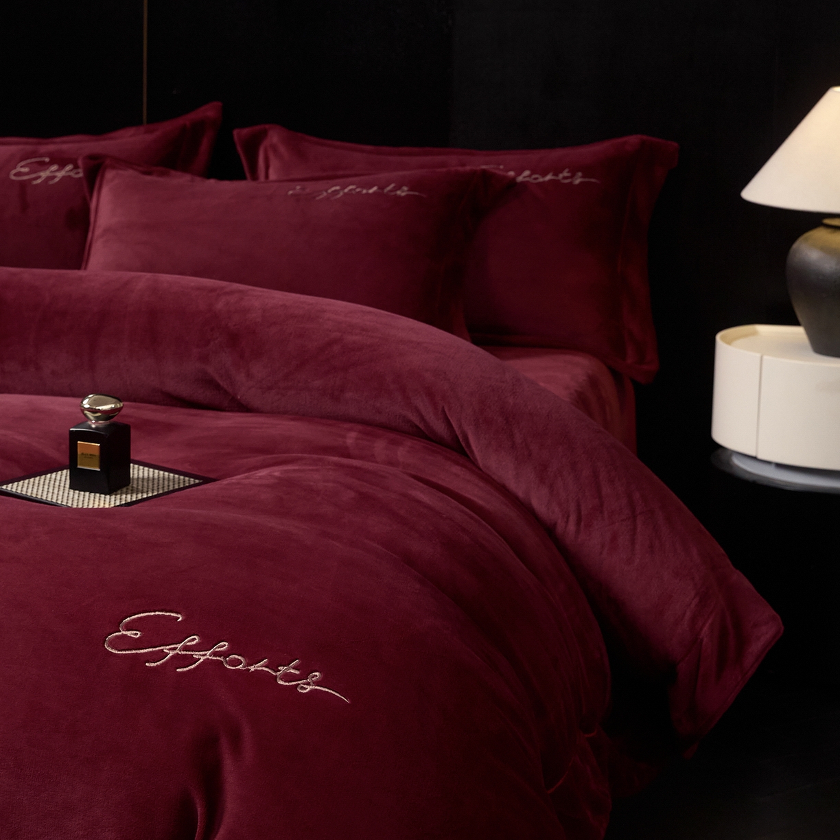 91家纺网 家纺一手货源 找家纺 新方向 2025新款全消光A类刺绣牛奶绒四件套-赫本 赫本-玛瑙红