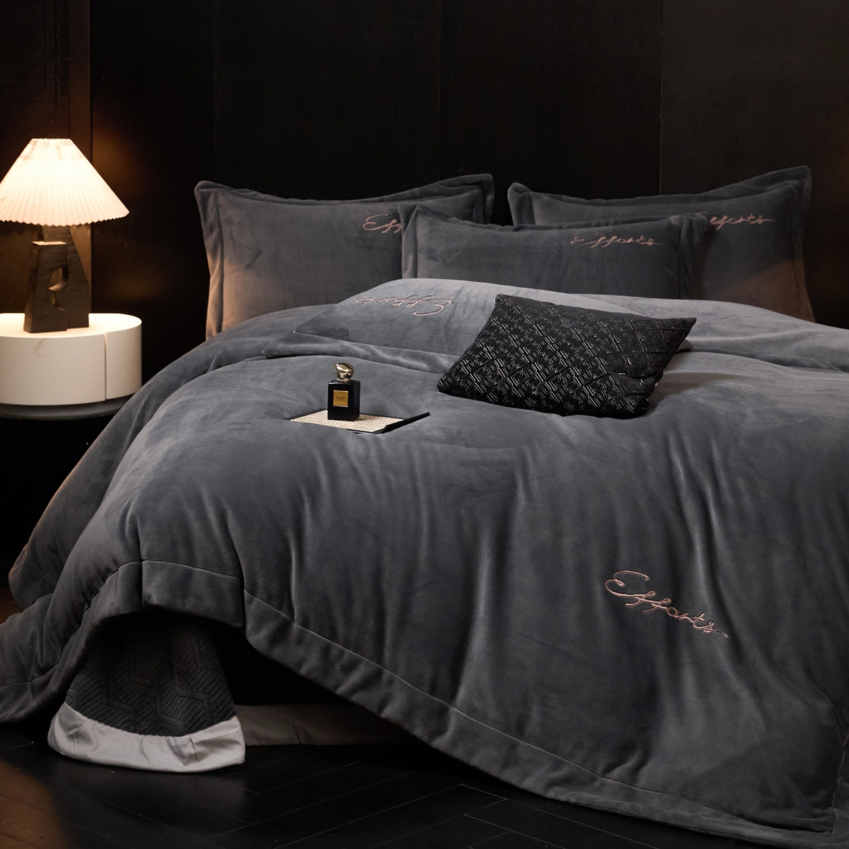 91家纺网 家纺一手货源 找家纺 新方向 2025新款全消光A类刺绣牛奶绒四件套-赫本 赫本-爵士灰