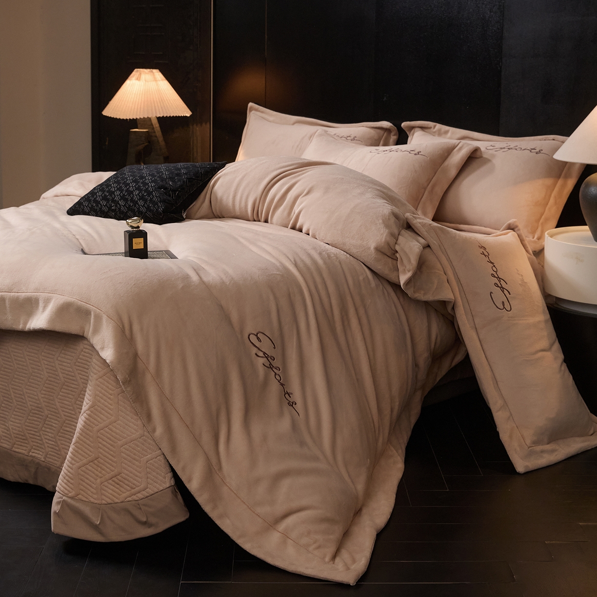 91家纺网 家纺一手货源 找家纺 新方向 2025新款全消光A类刺绣牛奶绒四件套-赫本 赫本-香槟