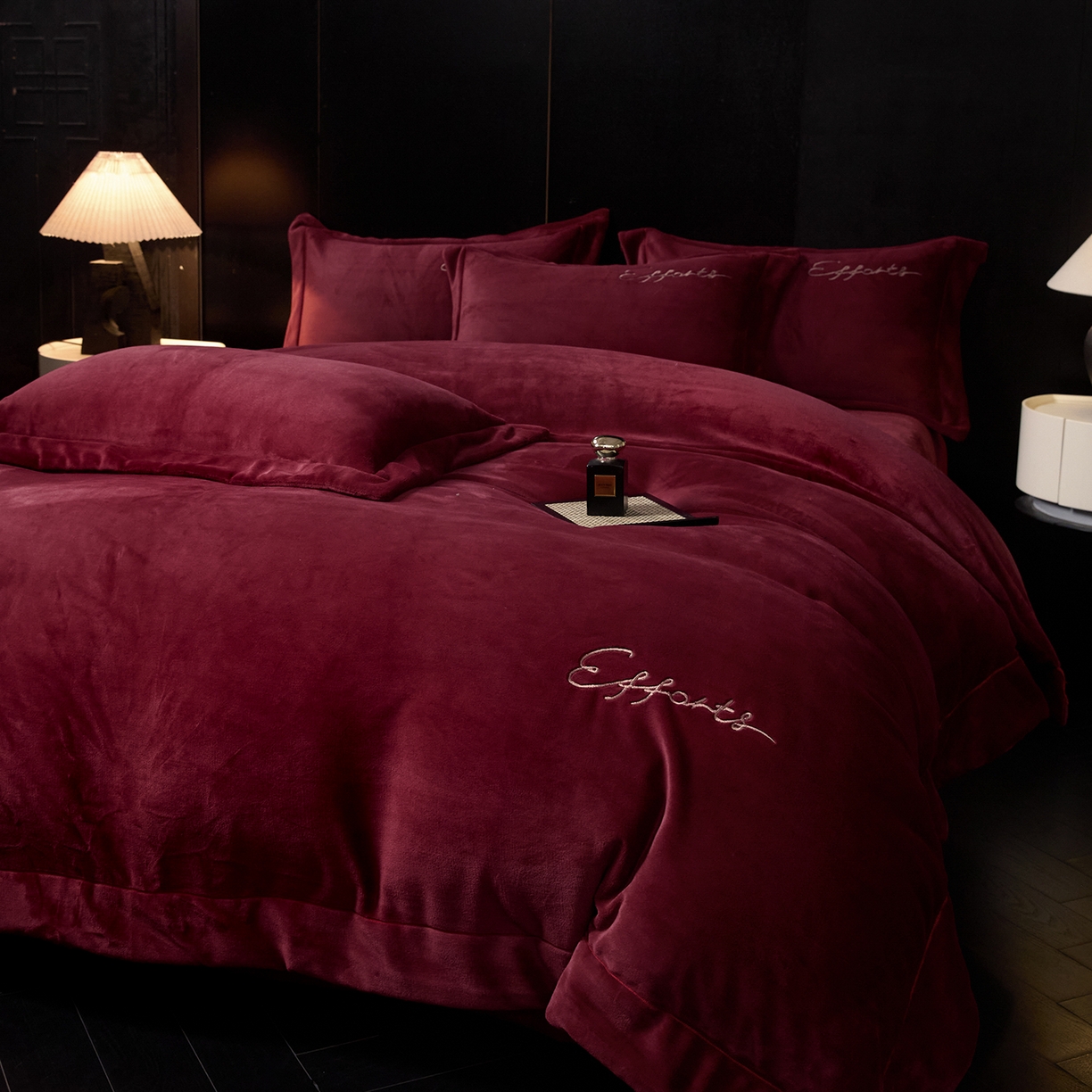 91家纺网 家纺一手货源 找家纺 新方向 2025新款全消光A类刺绣牛奶绒四件套-赫本 赫本-玛瑙红