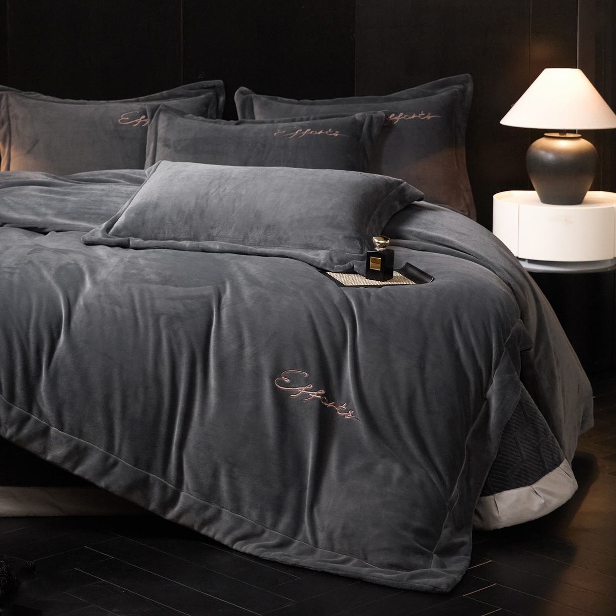 91家纺网 家纺一手货源 找家纺 新方向 2025新款全消光A类刺绣牛奶绒四件套-赫本 赫本-爵士灰