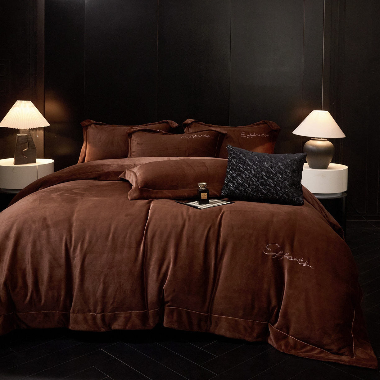 91家纺网 家纺一手货源 找家纺 新方向 2025新款全消光A类刺绣牛奶绒四件套-赫本 赫本-咖啡