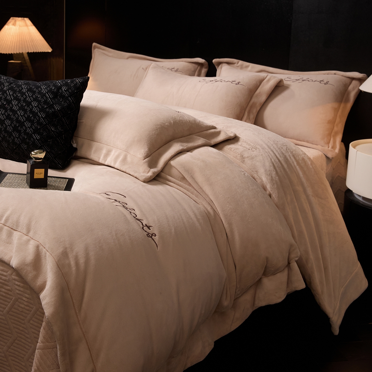 91家纺网 家纺一手货源 找家纺 新方向 2025新款全消光A类刺绣牛奶绒四件套-赫本 赫本-香槟