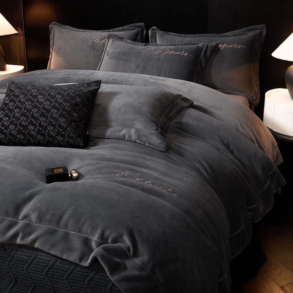 91家纺网 家纺一手货源 找家纺 新方向 2025新款全消光A类刺绣牛奶绒四件套-赫本 赫本-爵士灰