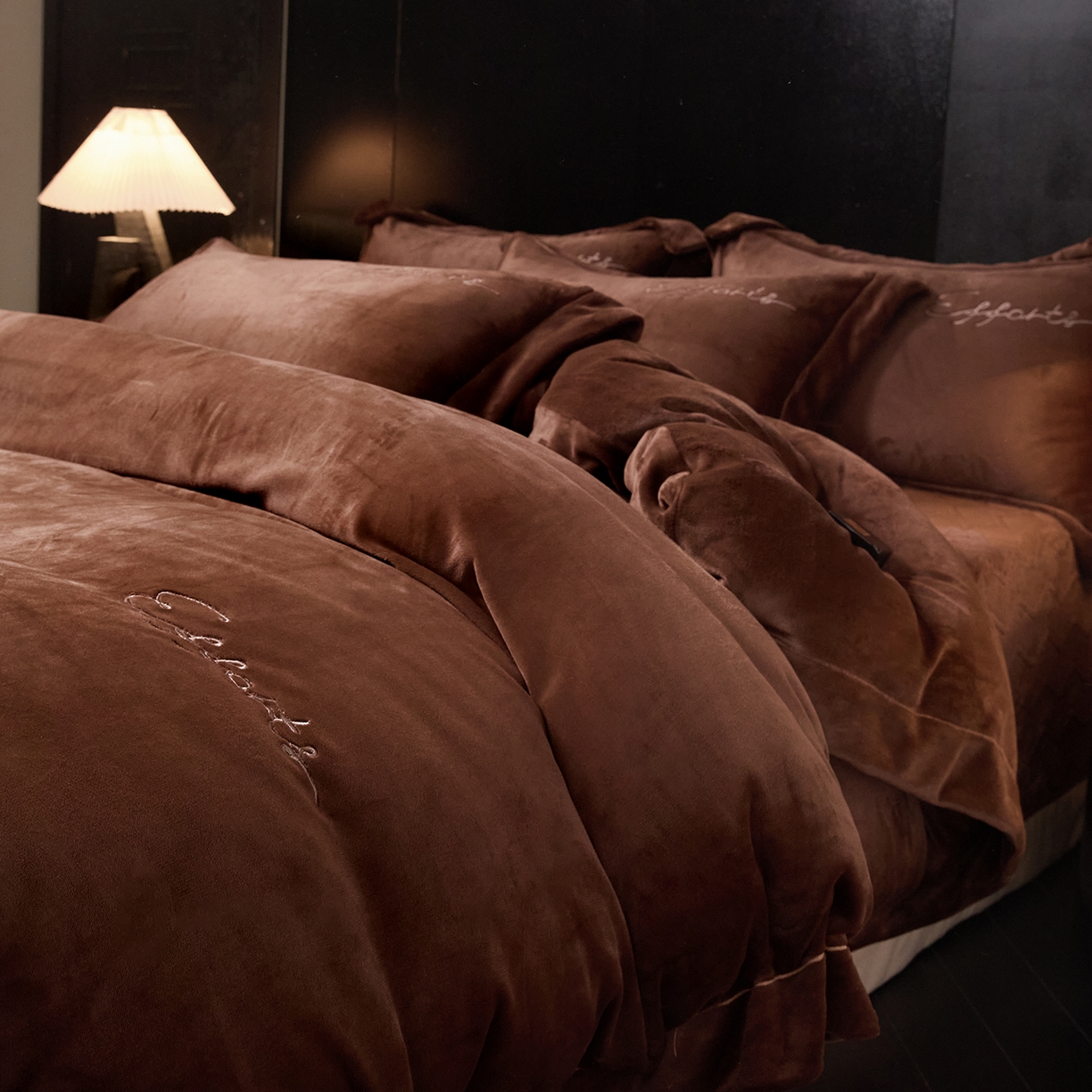 91家纺网 家纺一手货源 找家纺 新方向 2025新款全消光A类刺绣牛奶绒四件套-赫本 赫本-咖啡