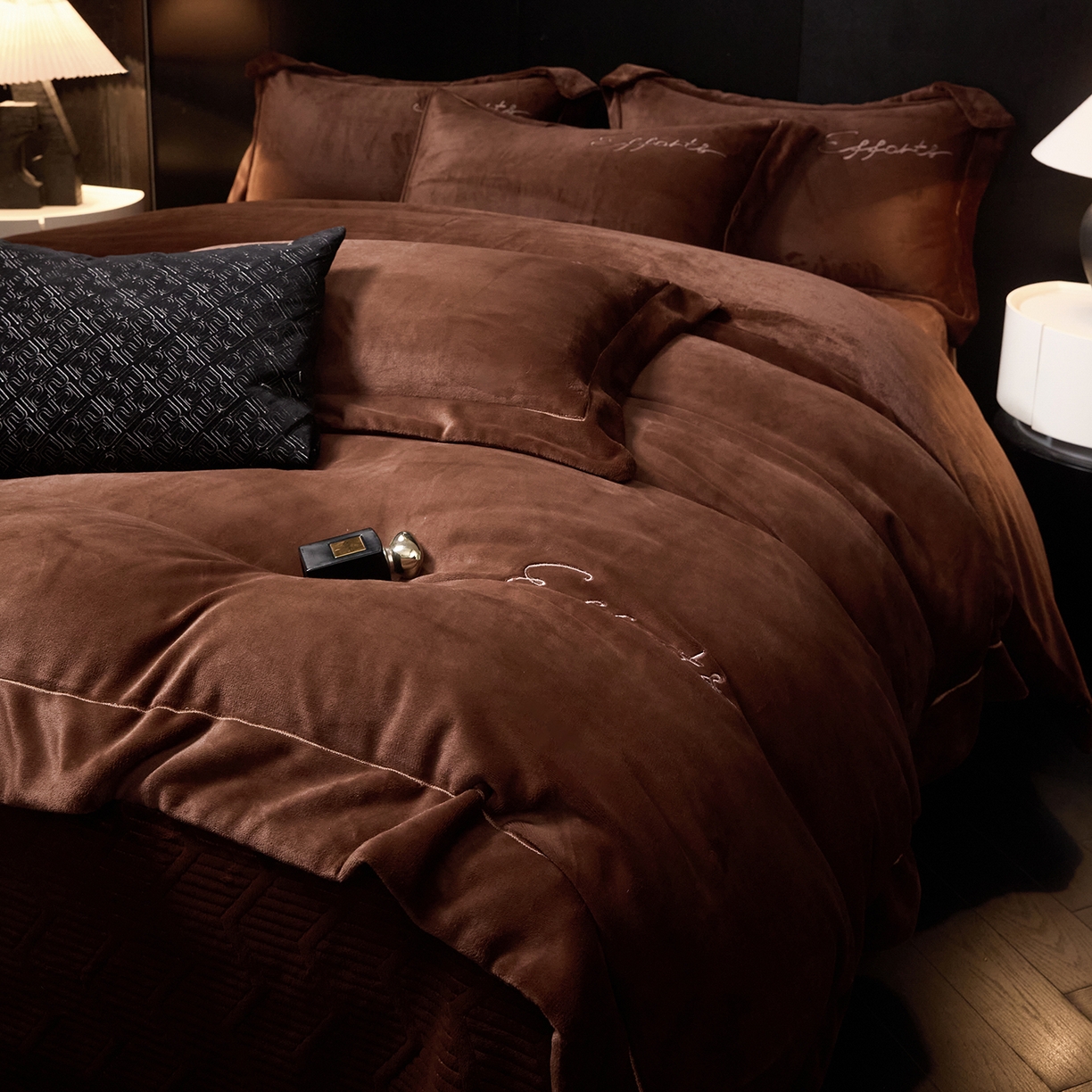 91家纺网 家纺一手货源 找家纺 新方向 2025新款全消光A类刺绣牛奶绒四件套-赫本 赫本-咖啡