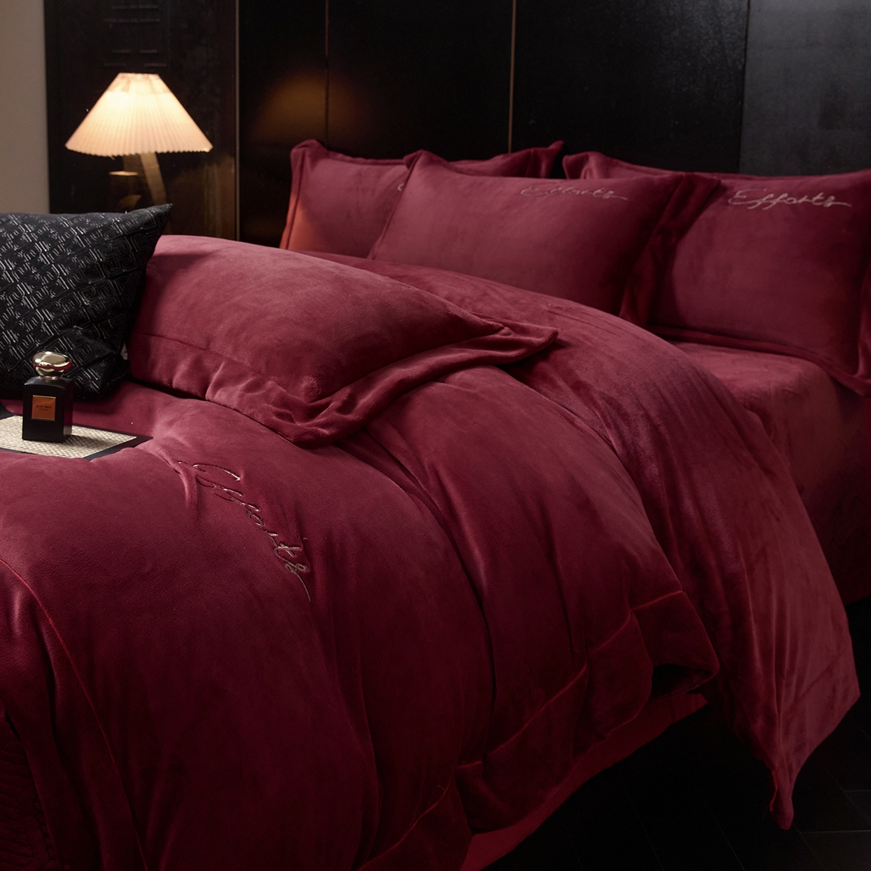 91家纺网 家纺一手货源 找家纺 新方向 2025新款全消光A类刺绣牛奶绒四件套-赫本 赫本-玛瑙红