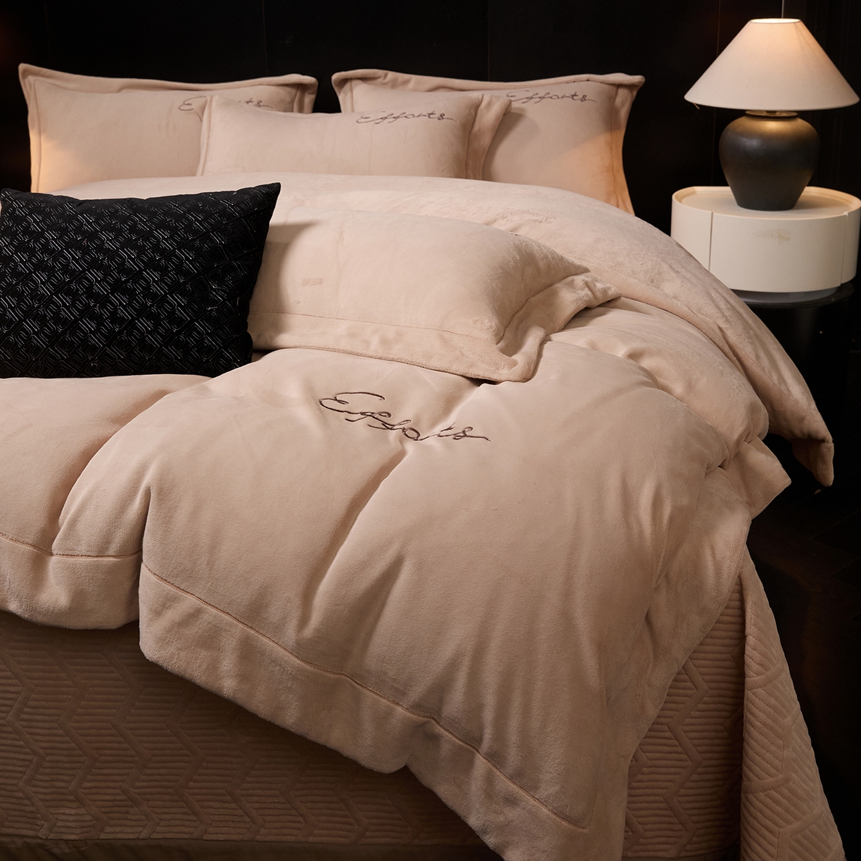 91家纺网 家纺一手货源 找家纺 新方向 2025新款全消光A类刺绣牛奶绒四件套-赫本 赫本-香槟