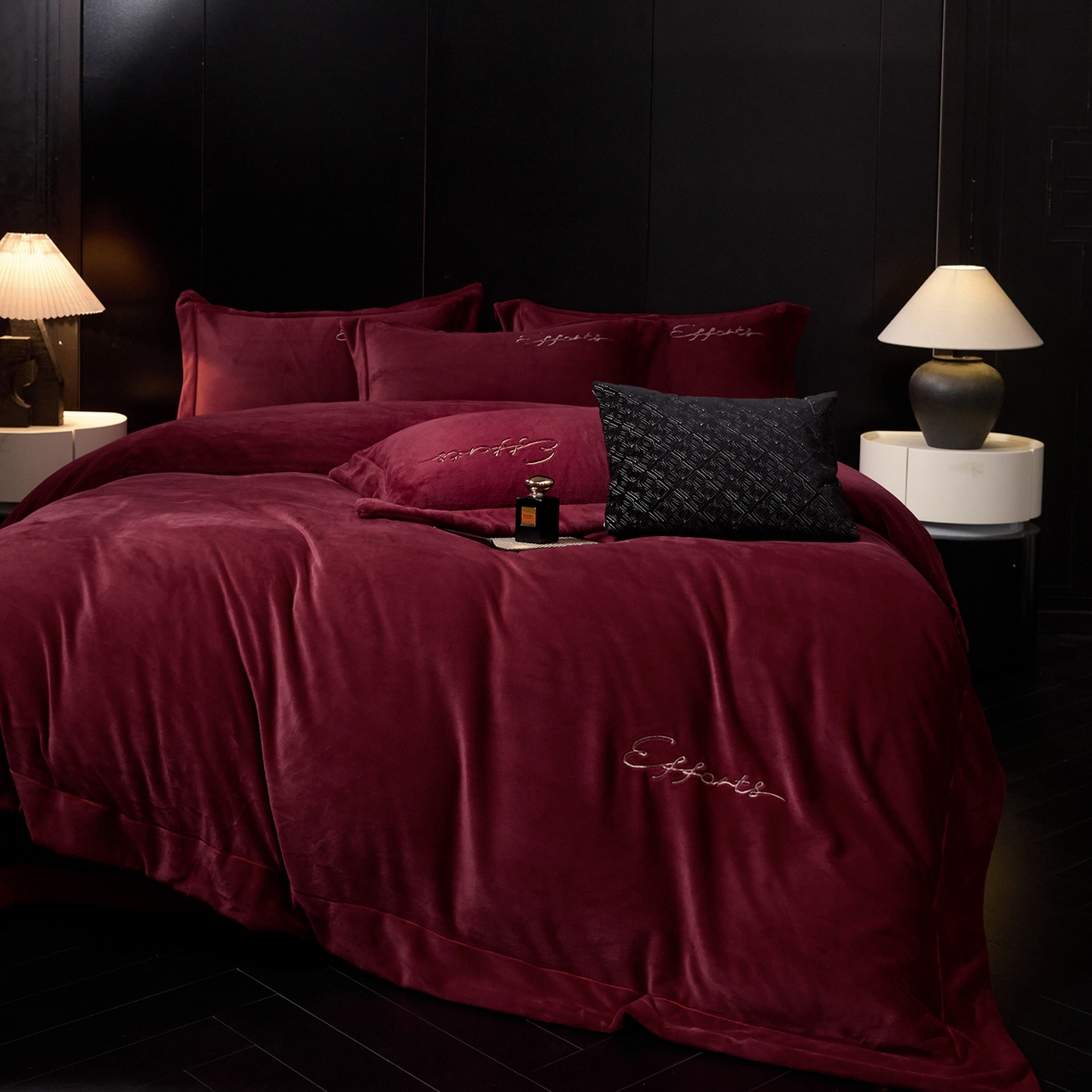 91家纺网 家纺一手货源 找家纺 新方向 2025新款全消光A类刺绣牛奶绒四件套-赫本 赫本-玛瑙红