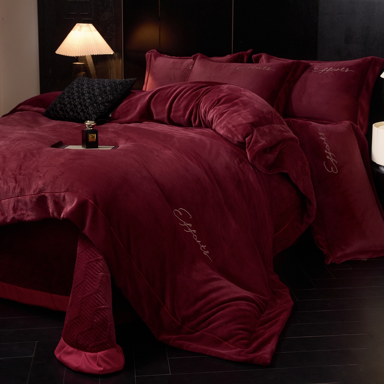 91家纺网 家纺一手货源 找家纺 新方向 2025新款全消光A类刺绣牛奶绒四件套-赫本 赫本-玛瑙红