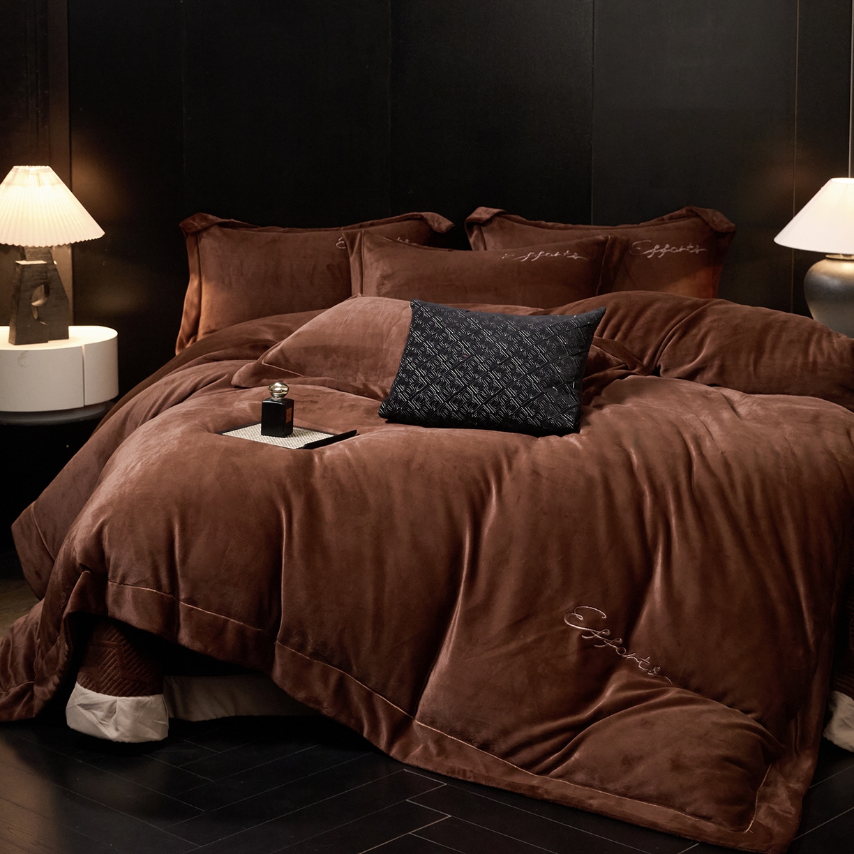 91家纺网 家纺一手货源 找家纺 新方向 2025新款全消光A类刺绣牛奶绒四件套-赫本 赫本-咖啡