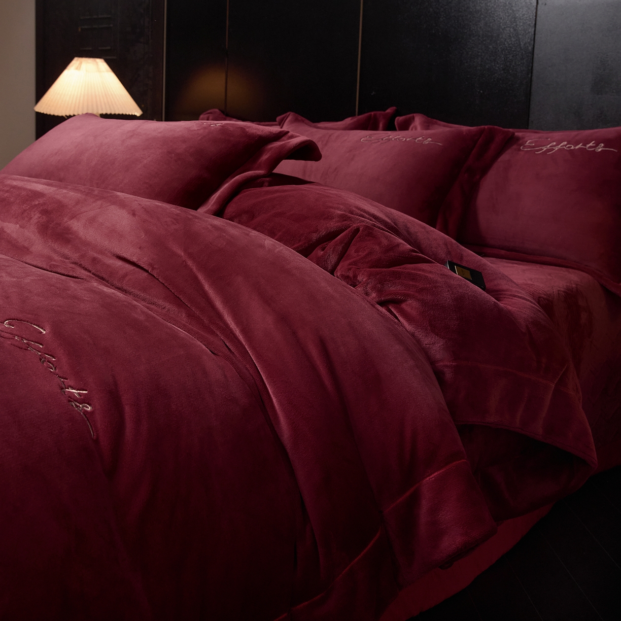 91家纺网 家纺一手货源 找家纺 新方向 2025新款全消光A类刺绣牛奶绒四件套-赫本 赫本-玛瑙红