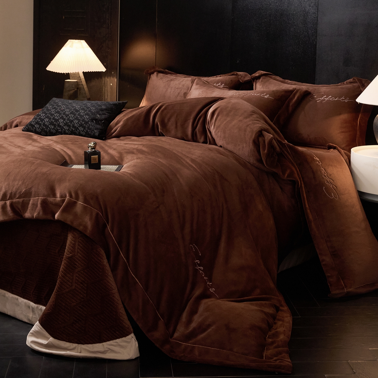 91家纺网 家纺一手货源 找家纺 新方向 2025新款全消光A类刺绣牛奶绒四件套-赫本 赫本-咖啡