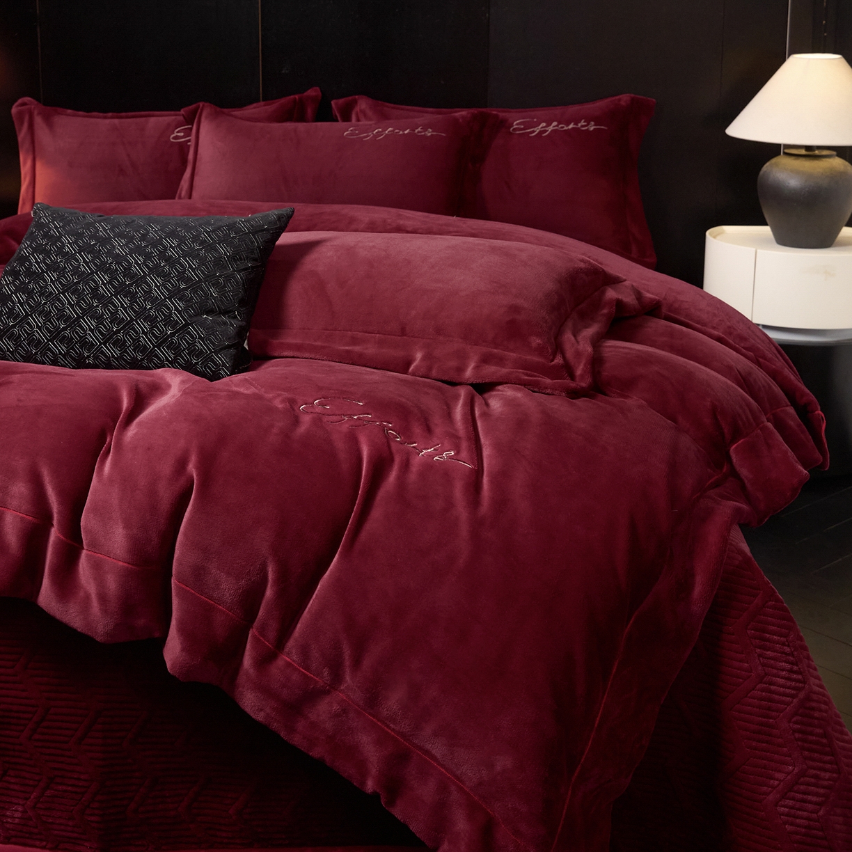 91家纺网 家纺一手货源 找家纺 新方向 2025新款全消光A类刺绣牛奶绒四件套-赫本 赫本-玛瑙红