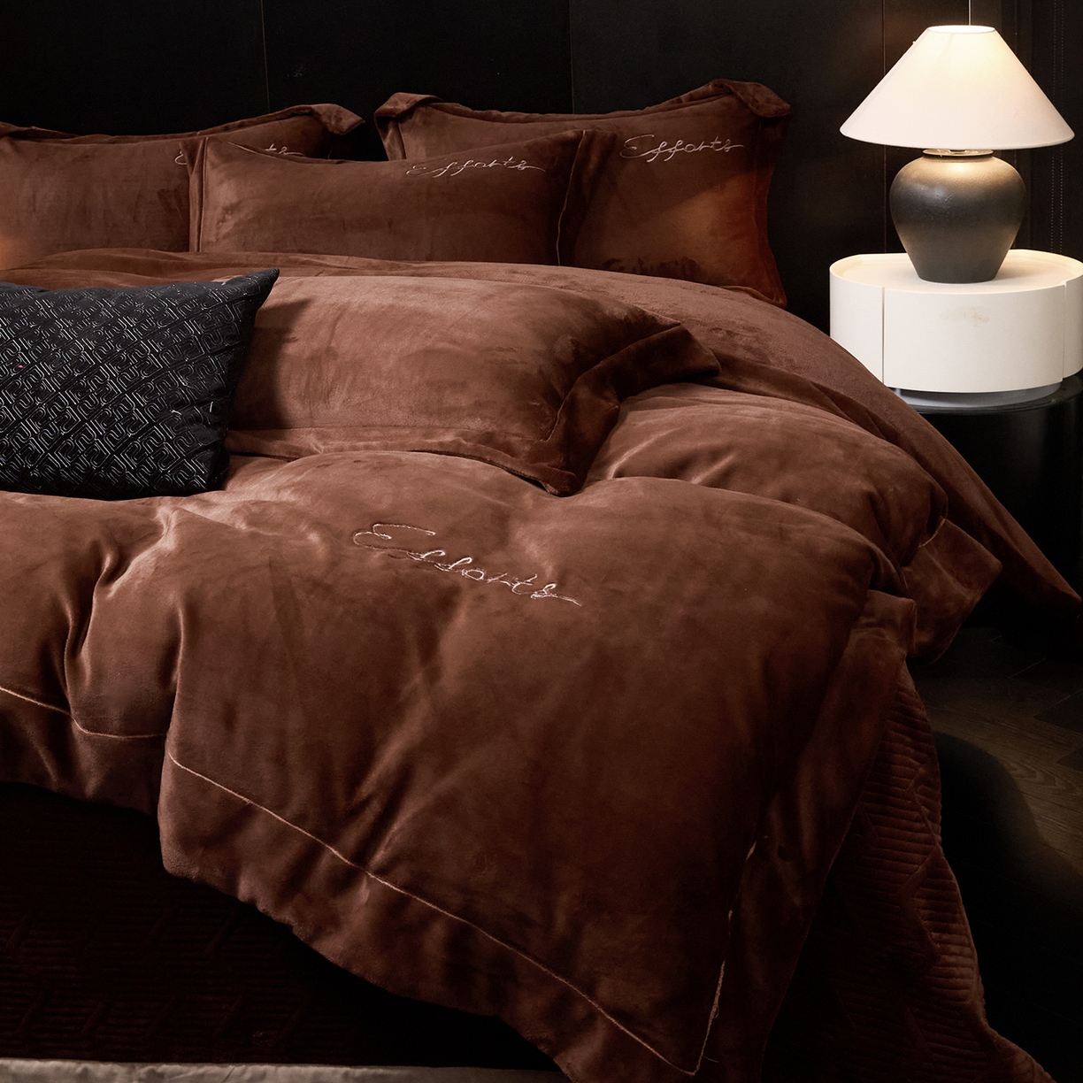 91家纺网 家纺一手货源 找家纺 新方向 2025新款全消光A类刺绣牛奶绒四件套-赫本 赫本-咖啡