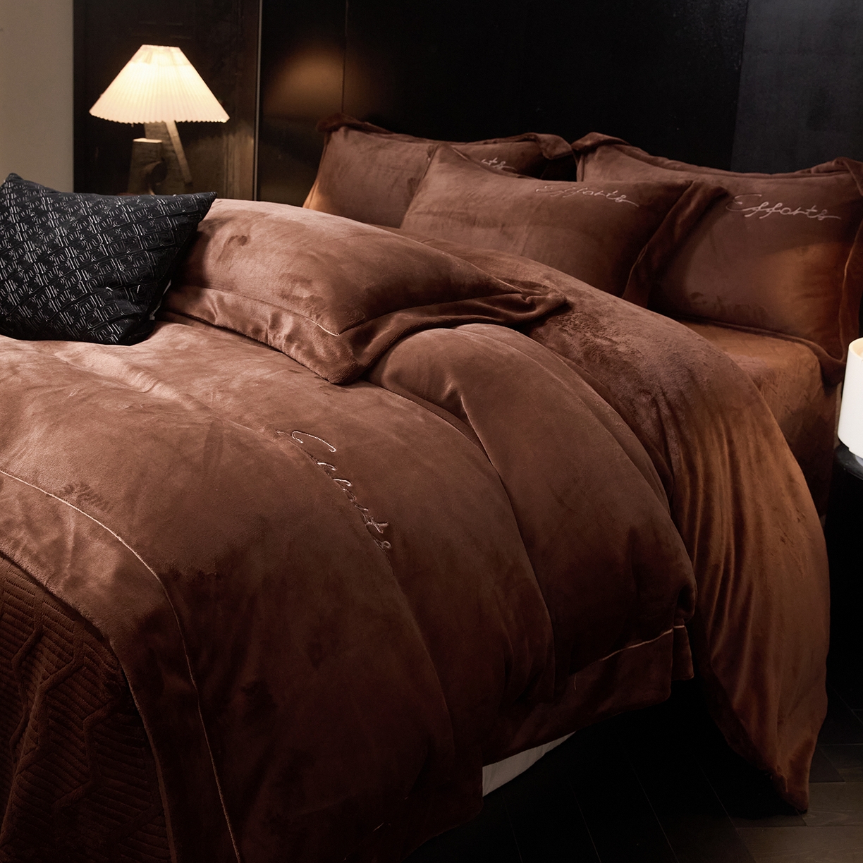 91家纺网 家纺一手货源 找家纺 新方向 2025新款全消光A类刺绣牛奶绒四件套-赫本 赫本-咖啡