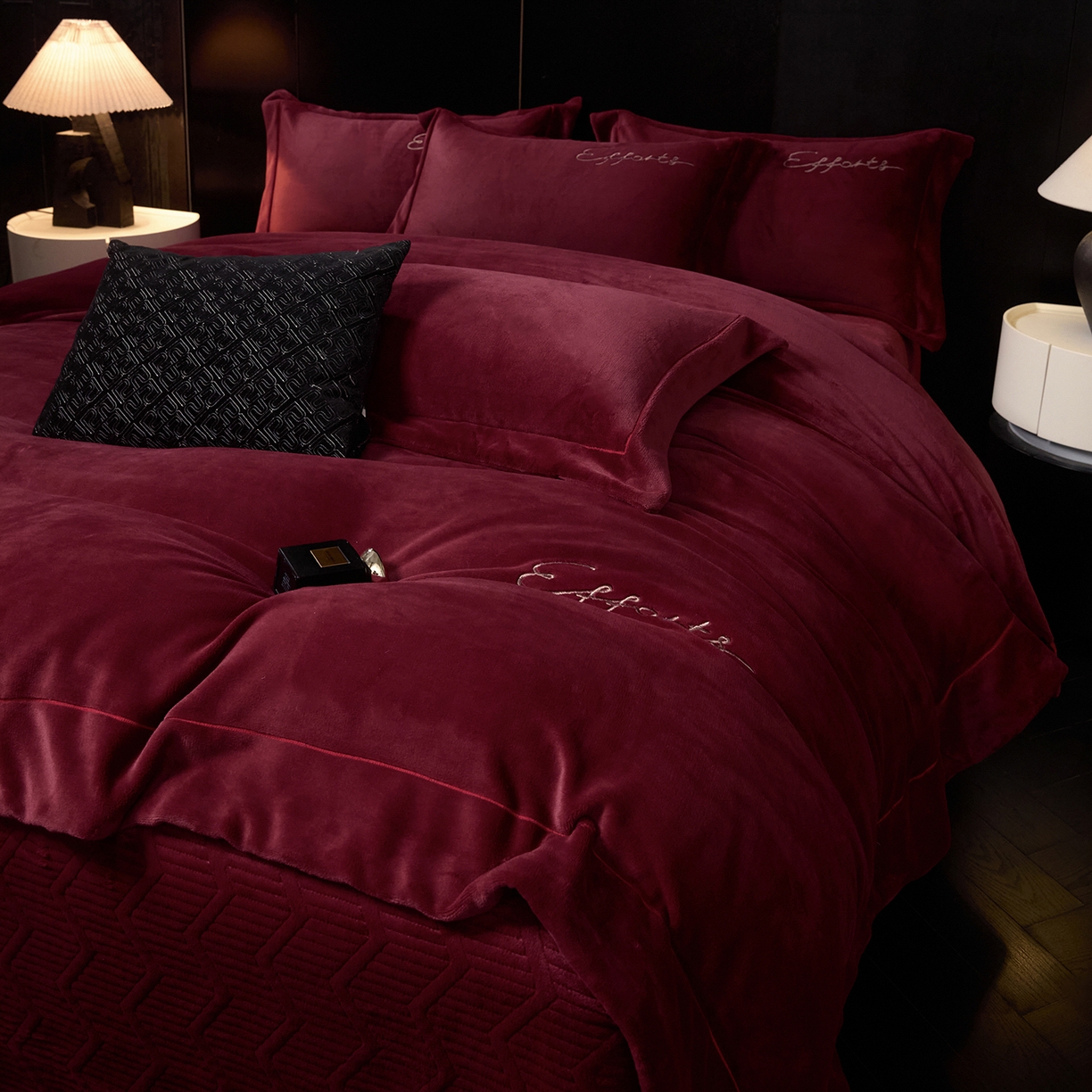 91家纺网 家纺一手货源 找家纺 新方向 2025新款全消光A类刺绣牛奶绒四件套-赫本 赫本-玛瑙红