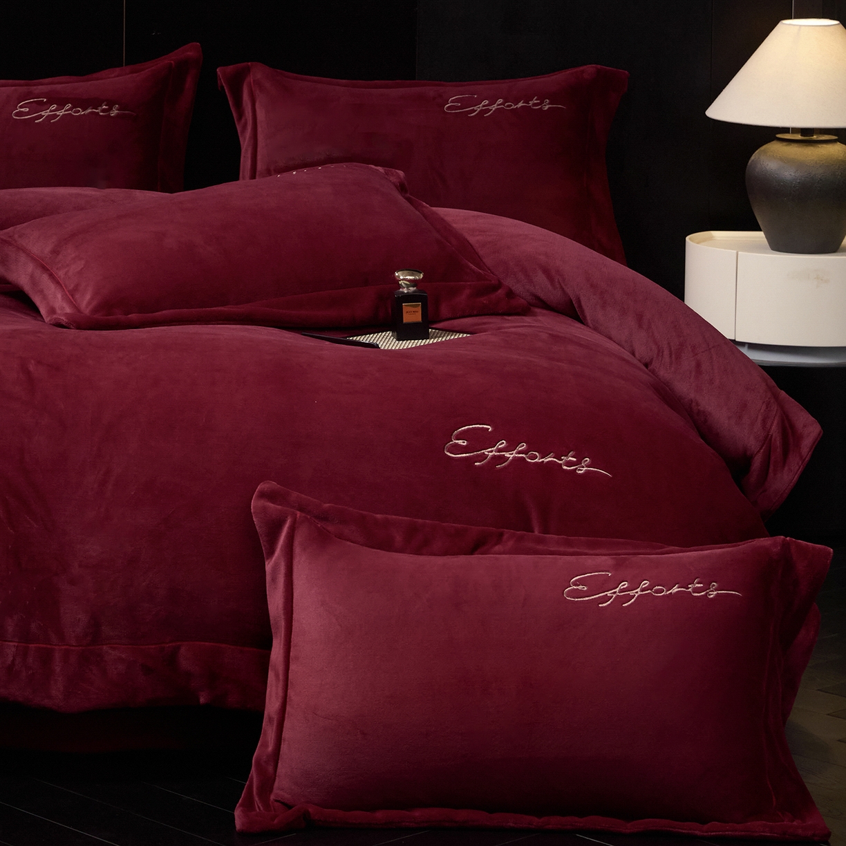 91家纺网 家纺一手货源 找家纺 新方向 2025新款全消光A类刺绣牛奶绒四件套-赫本 赫本-玛瑙红