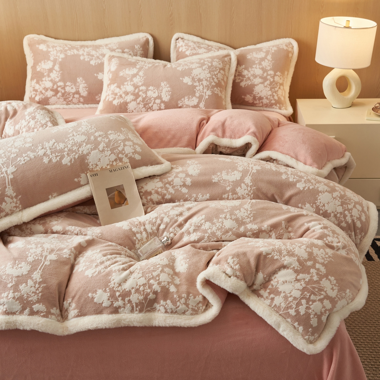 91家纺网 家纺一手货源 找家纺 晨曦家纺 2025新款兔毛包边雕花琅花牛奶绒四件套复古高级感轻奢 粉佳人