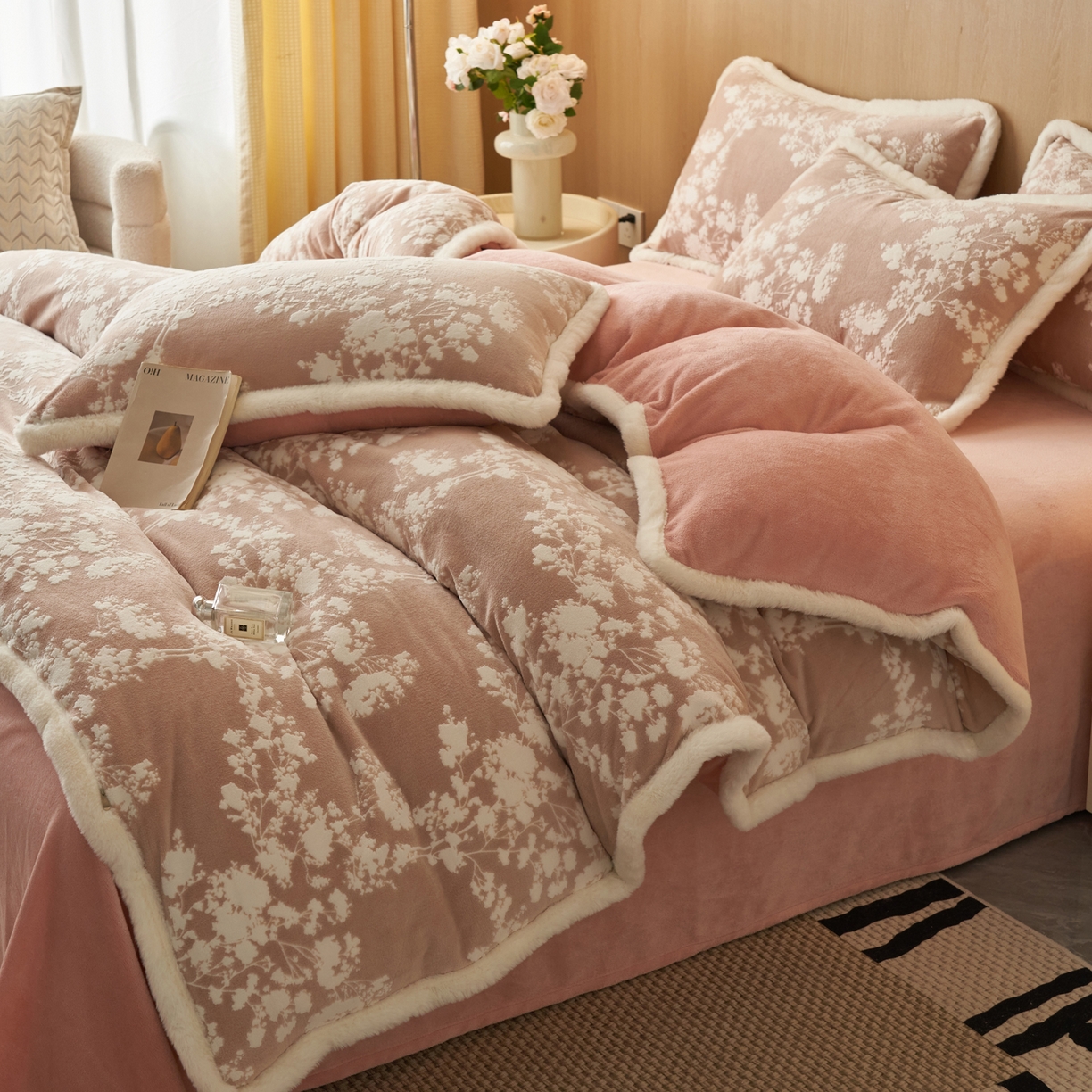 91家纺网 家纺一手货源 找家纺 晨曦家纺 2025新款兔毛包边雕花琅花牛奶绒四件套复古高级感轻奢 粉佳人