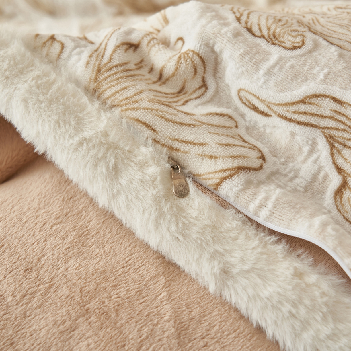 91家纺网 家纺一手货源 找家纺 晨曦家纺 2025新款兔毛包边雕花琅花牛奶绒四件套复古高级感轻奢 爱伦娜