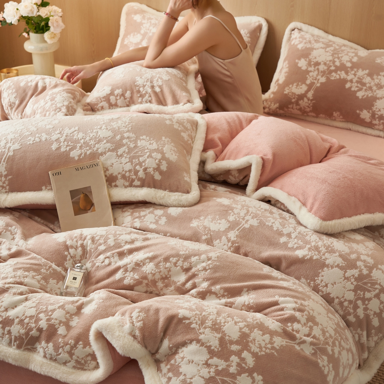 91家纺网 家纺一手货源 找家纺 晨曦家纺 2025新款兔毛包边雕花琅花牛奶绒四件套复古高级感轻奢 粉佳人