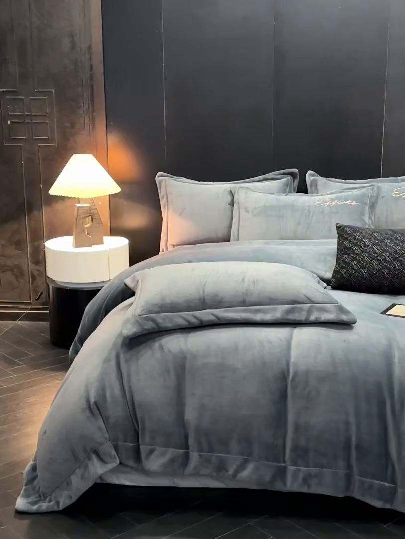 91家纺网 家纺一手货源 找家纺 新方向 2025新款全消光A类刺绣牛奶绒四件套-赫本 赫本-爵士灰