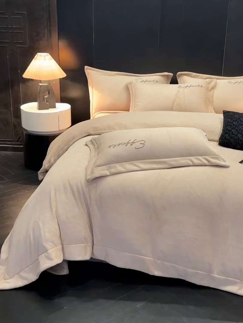 91家纺网 家纺一手货源 找家纺 新方向 2025新款全消光A类刺绣牛奶绒四件套-赫本 赫本-香槟