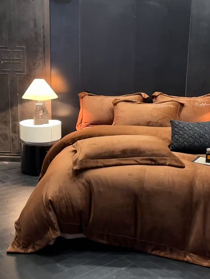 91家纺网 家纺一手货源 找家纺 新方向 2025新款全消光A类刺绣牛奶绒四件套-赫本 赫本-咖啡